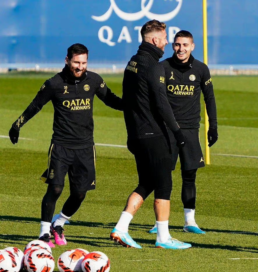 关于今晚阿贾克斯调整名单以备法国杯，手感冰凉环节打磨，质疑声仍在，资深球员宣示担当的信息