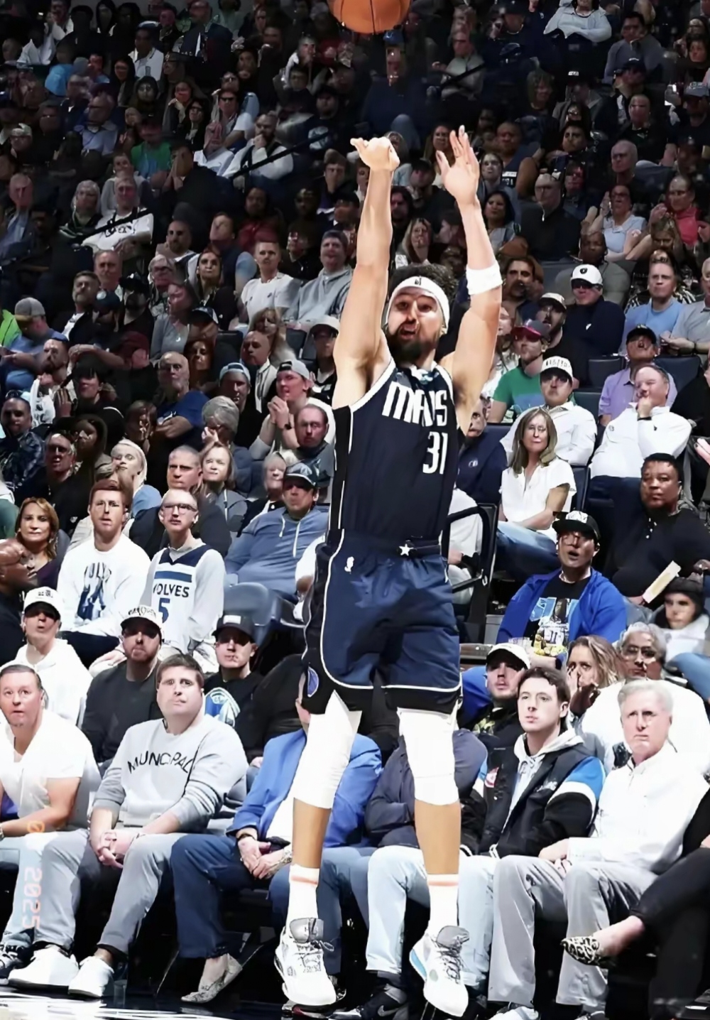 英超赛事达拉斯独行侠发布备战花絮，赛前战术微调，NBA季后赛任务艰巨，控场能力受关注的简单介绍